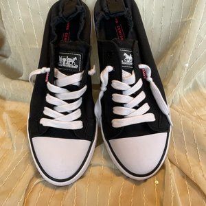 Sneaker  (Shoes)
